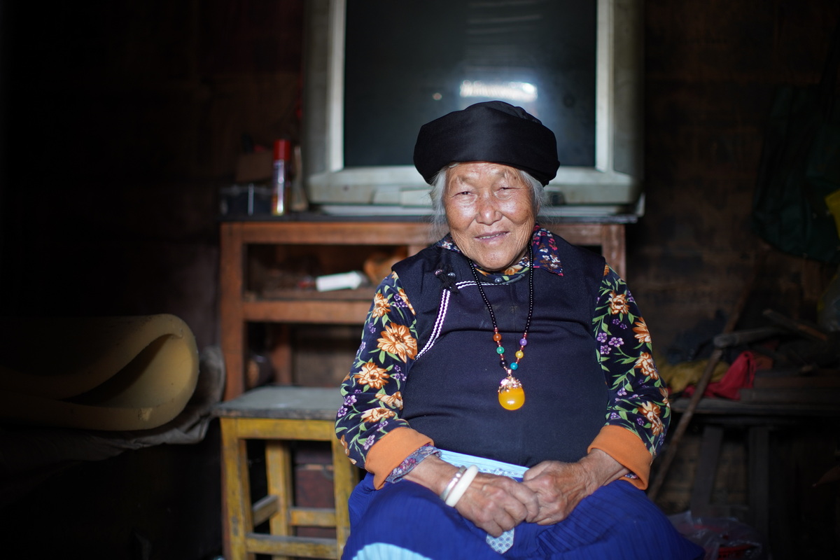 百台老相机赠送(16):迪宝 120相机,送给唱经的白族奶奶