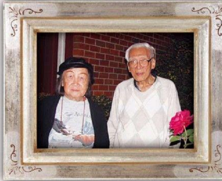 2005年汪精卫的儿子回国祭拜,看见父母跪像后,含泪说出9个字