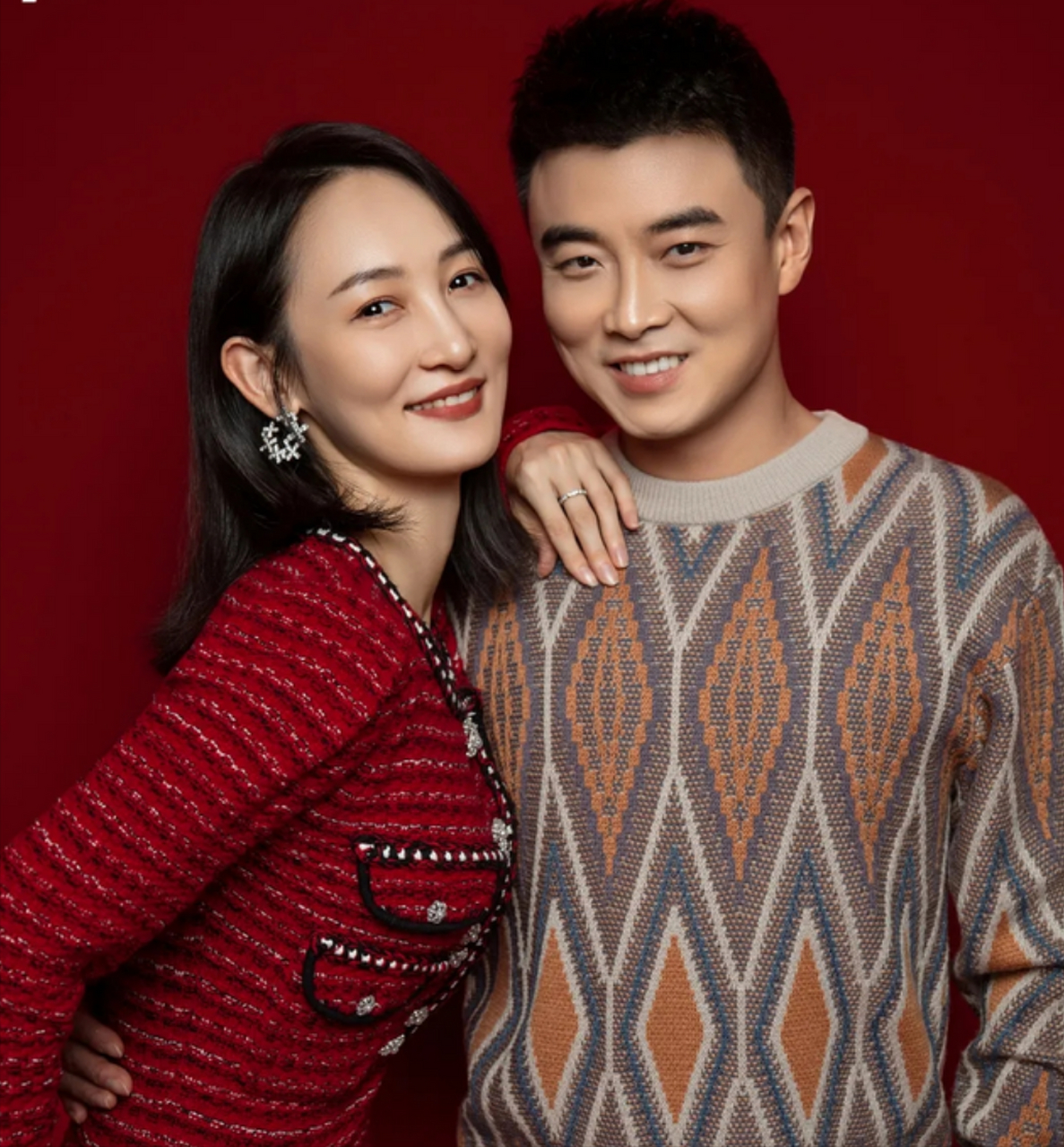 2015年,世界冠军王皓的妻子闫博雅,在跳舞时与男伴贴脸相拥.