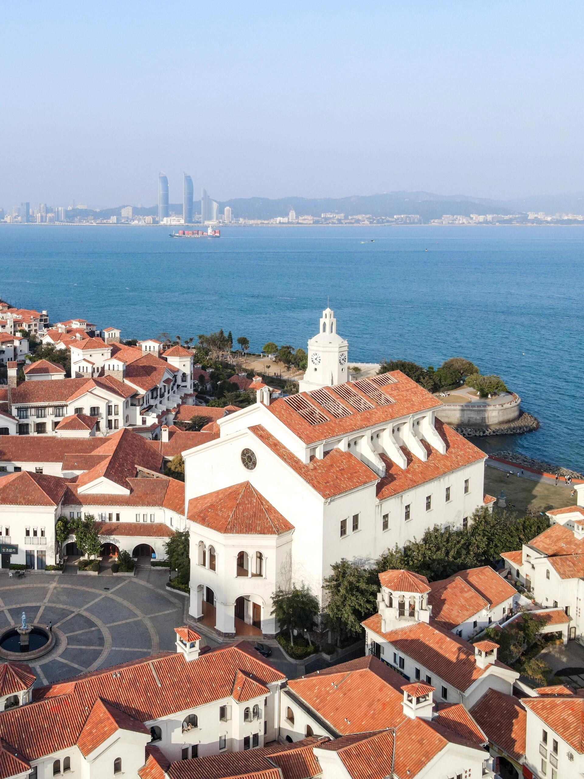 一个以湛蓝大海为背景的西班牙风情小镇在厦门周边悄然走红,成为了