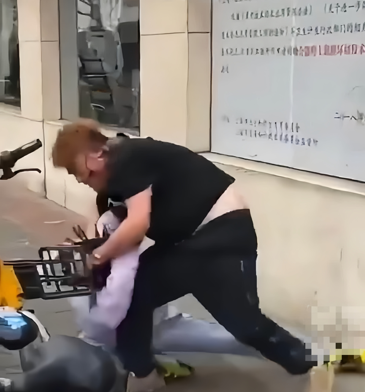 在一个城市的大街上,有个人和一个外国黑人迎面走来擦肩而过,不小心两