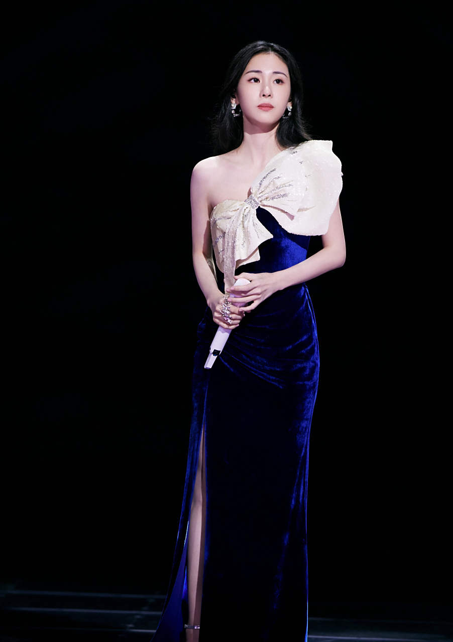 张碧晨蓝色绒面礼服下,高挑身材配玉足,宛如"蓝天白云"的清新.