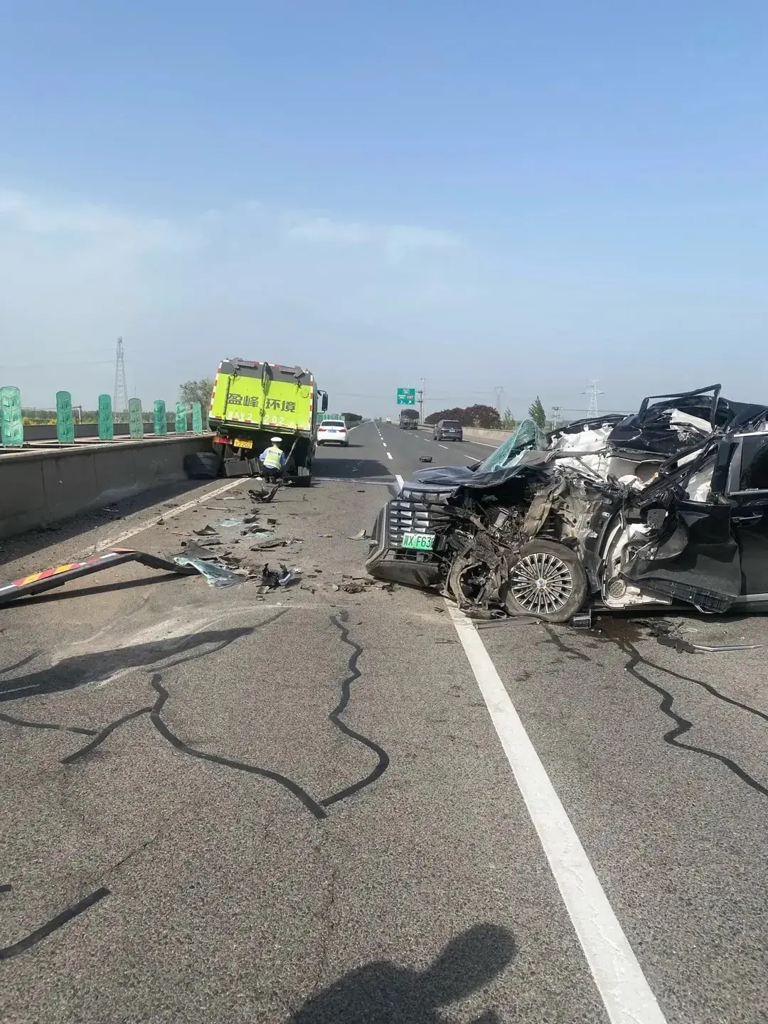 看这个撞击的程度,速度应该很快,驾驶舱里面没有侵入