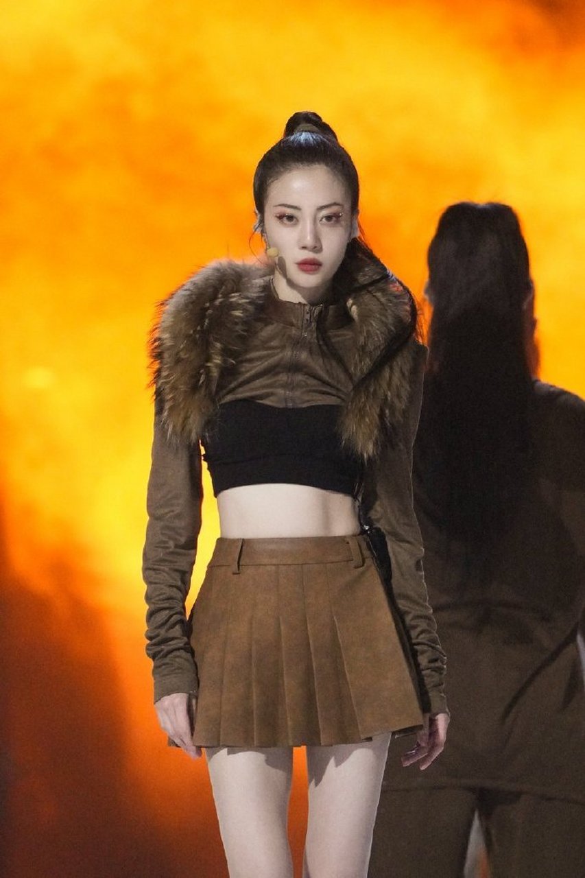 李溪芮# 人是美的,造型是拉垮的,尤其是妆发.