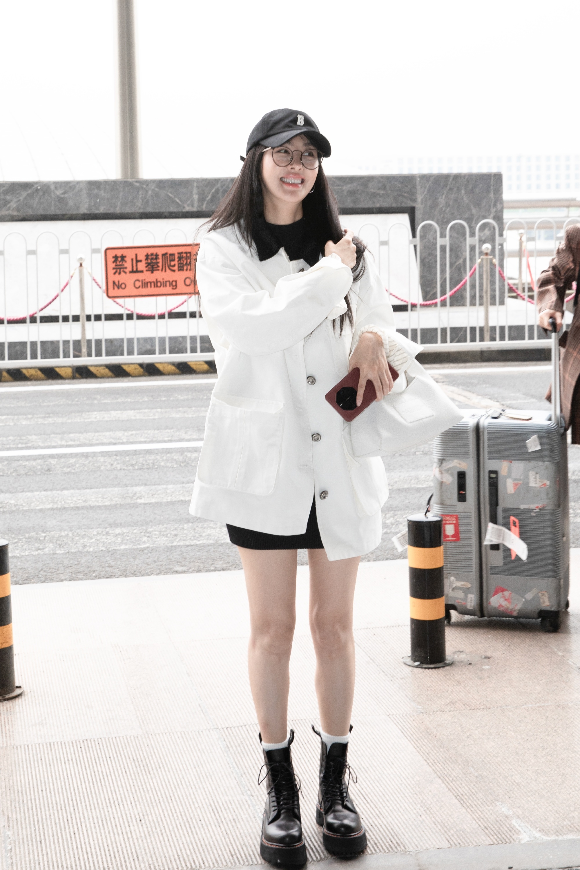 李菲儿机场街拍,经典的黑白穿搭好有质感,轻松秀出时髦长腿!