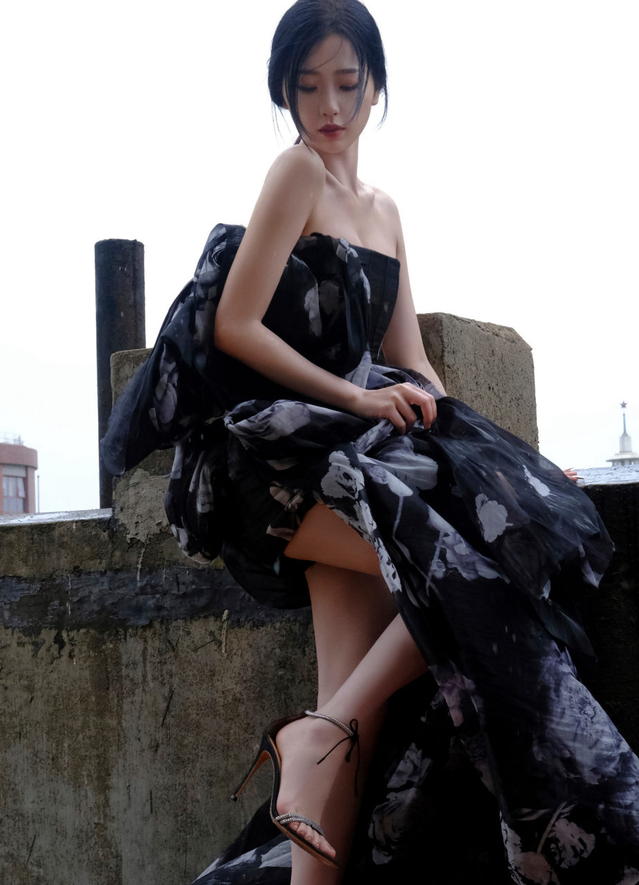 虞书欣俏皮登场,紫色凉鞋跳跃青春旋律,"甜心"魅力无法挡.