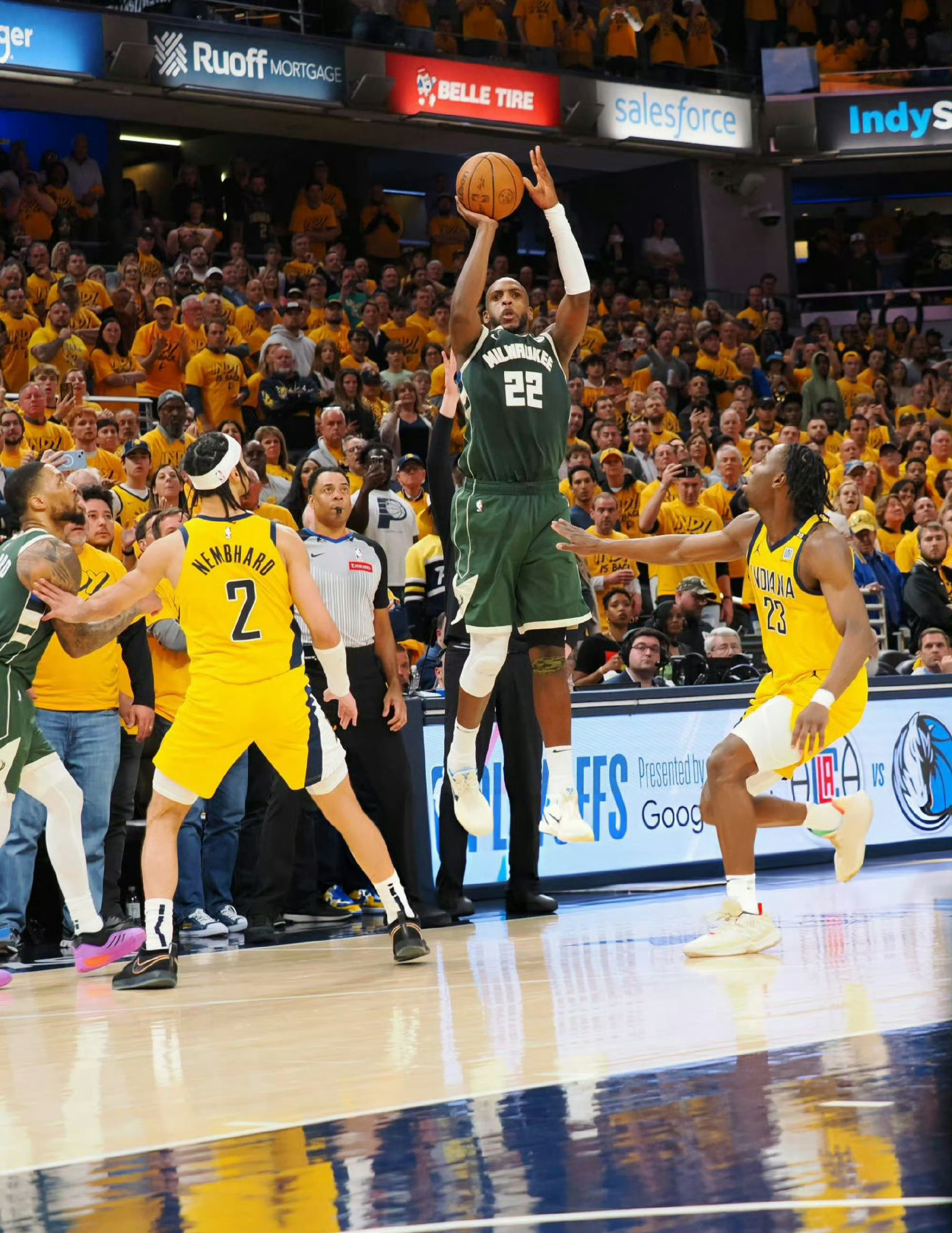 米德尔顿常规赛被骂惨了,因为他无法回到全明星的水准,增加了字母哥