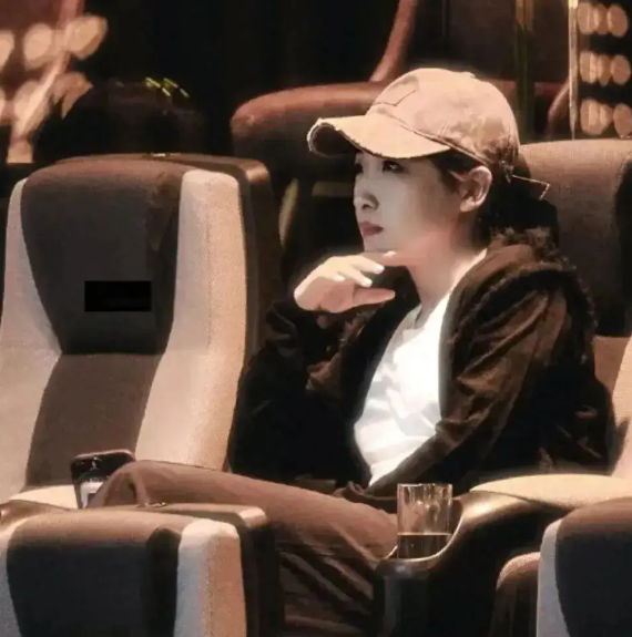 刘诗雯澳门穿搭很随性,绑着小辫子看起来像个年轻靓丽的少女!