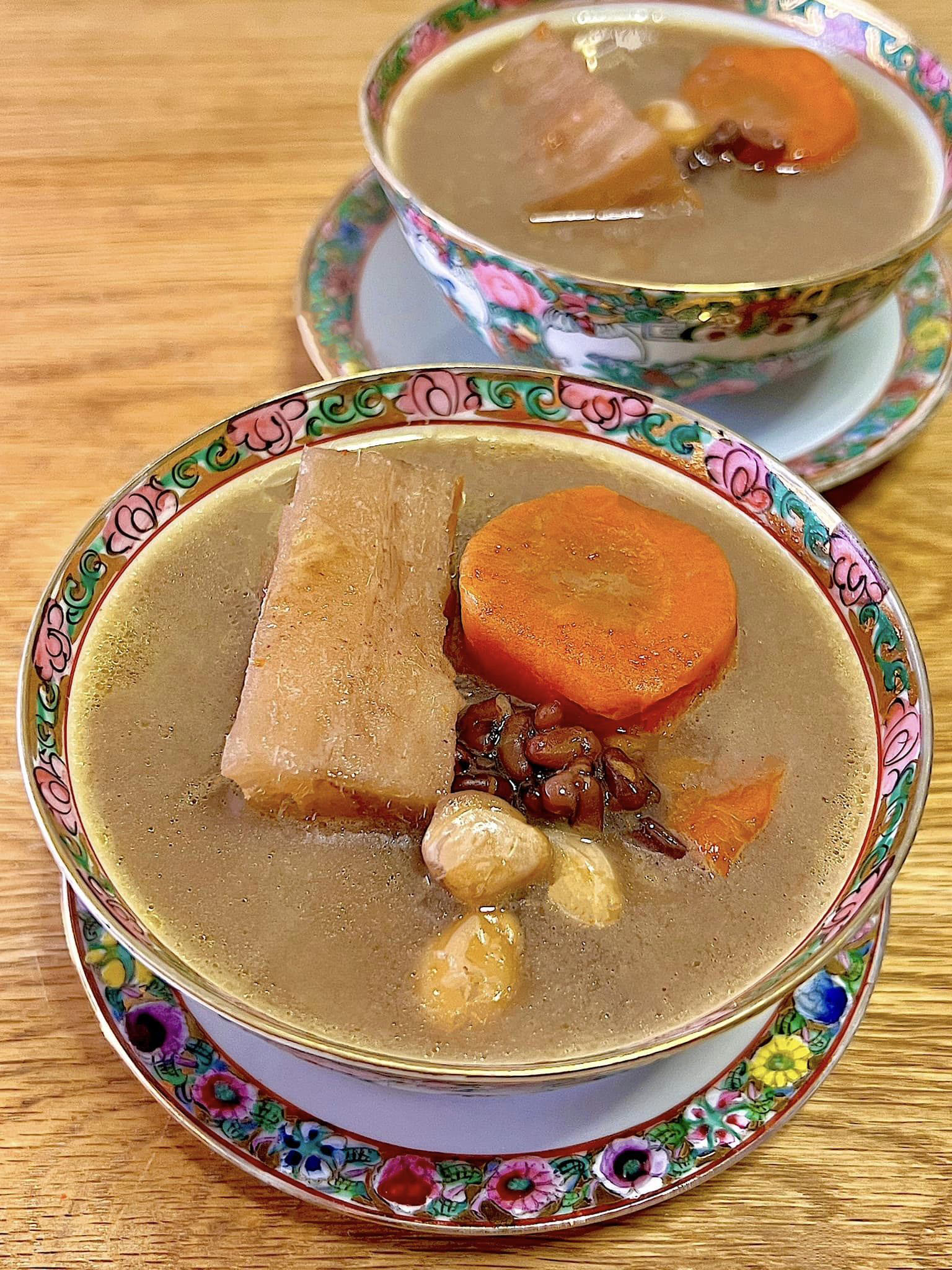 粉葛 500g去皮切块,胡萝卜 1根去皮切块,瘦肉 3粉葛眉豆煲鲮鱼 红萝卜