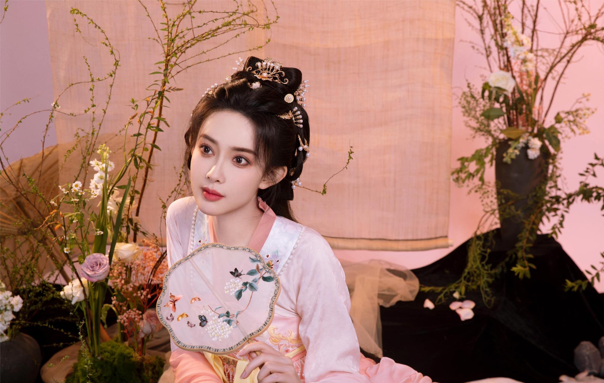 孟子义古装大片美翻了,穿粉色如意云烟裙搭上精致妆容,美轮美奂