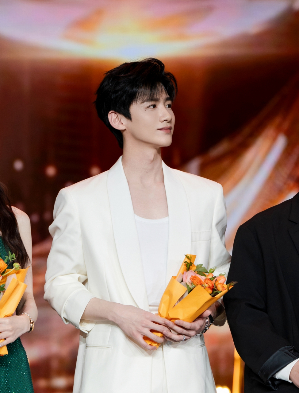 恭喜白敬亭同学荣获年度突破表演剧星荣誉!