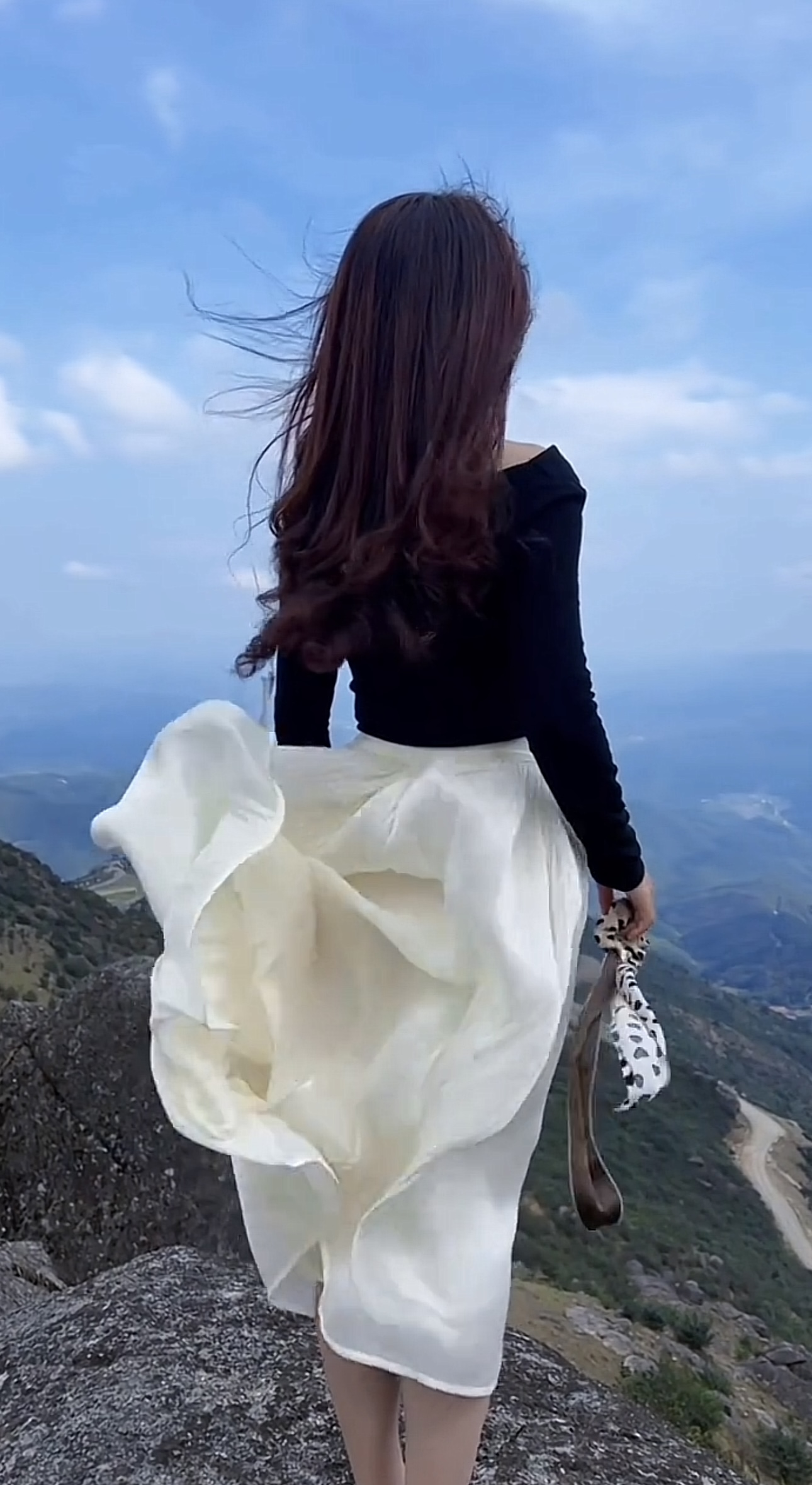 三款裙子色彩鲜艳,充满了活力与时尚感,让人看了就心生喜爱