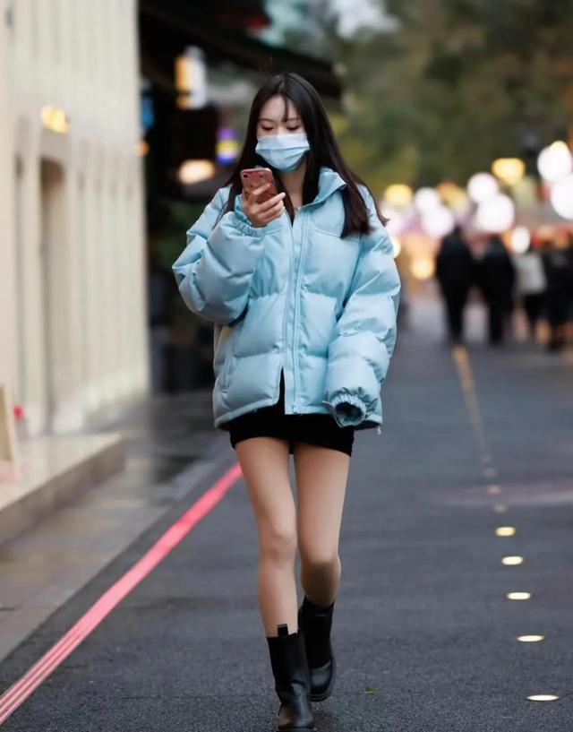 短款羽绒服搭配什么裙子好看