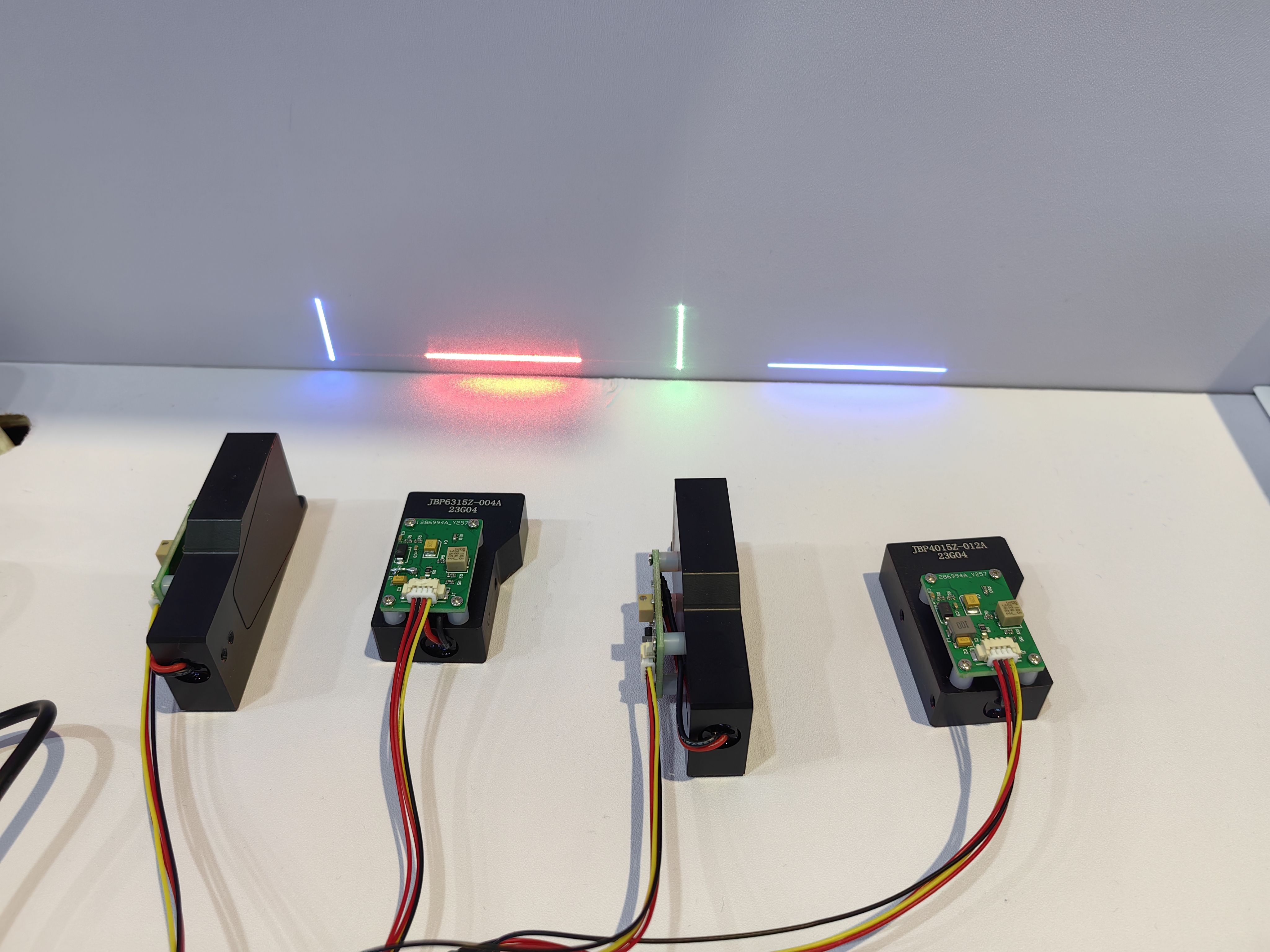 线激光相机是如何发射到激光如此长的呢