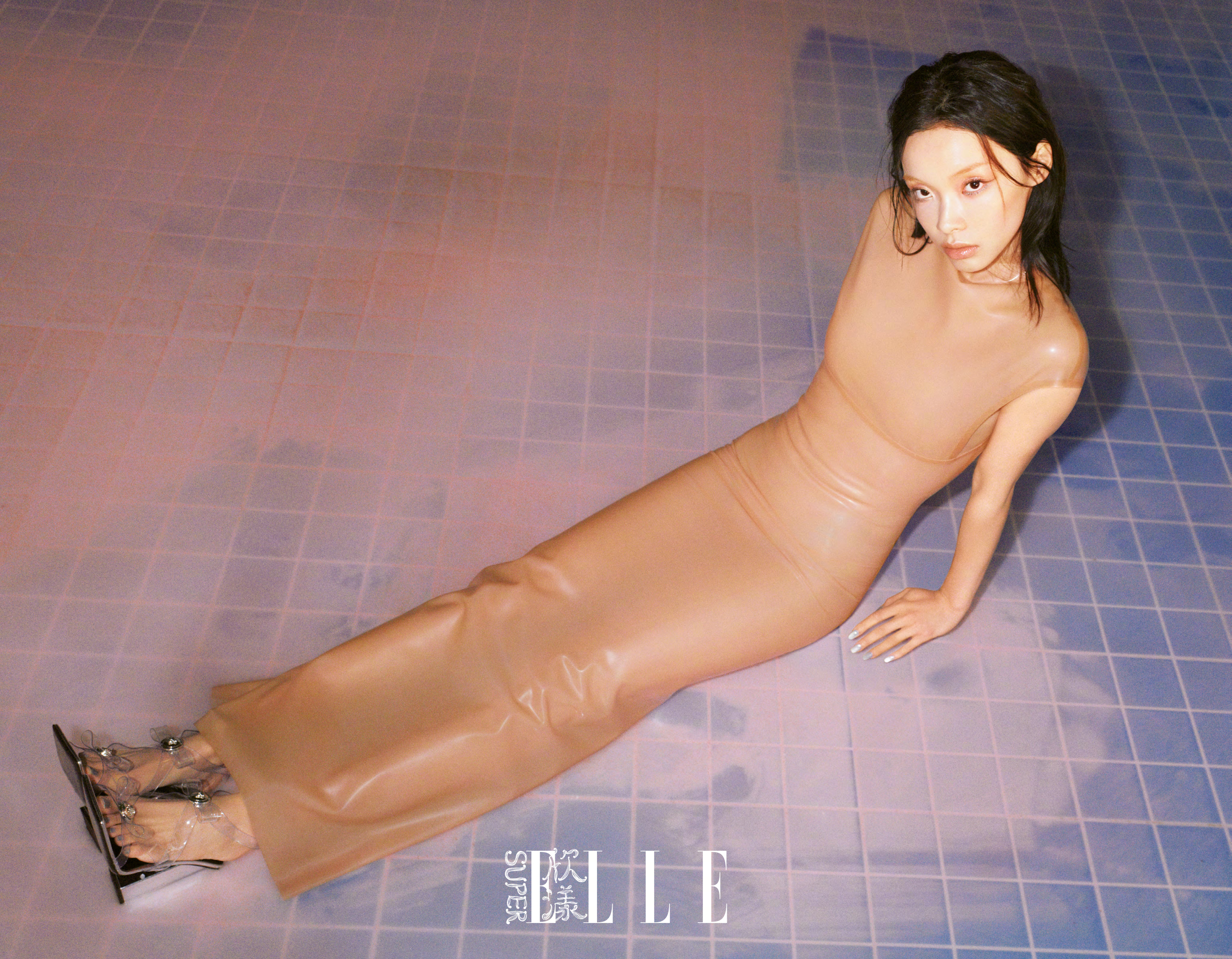 刘柏辛夏日泳池大片,美艳绝伦