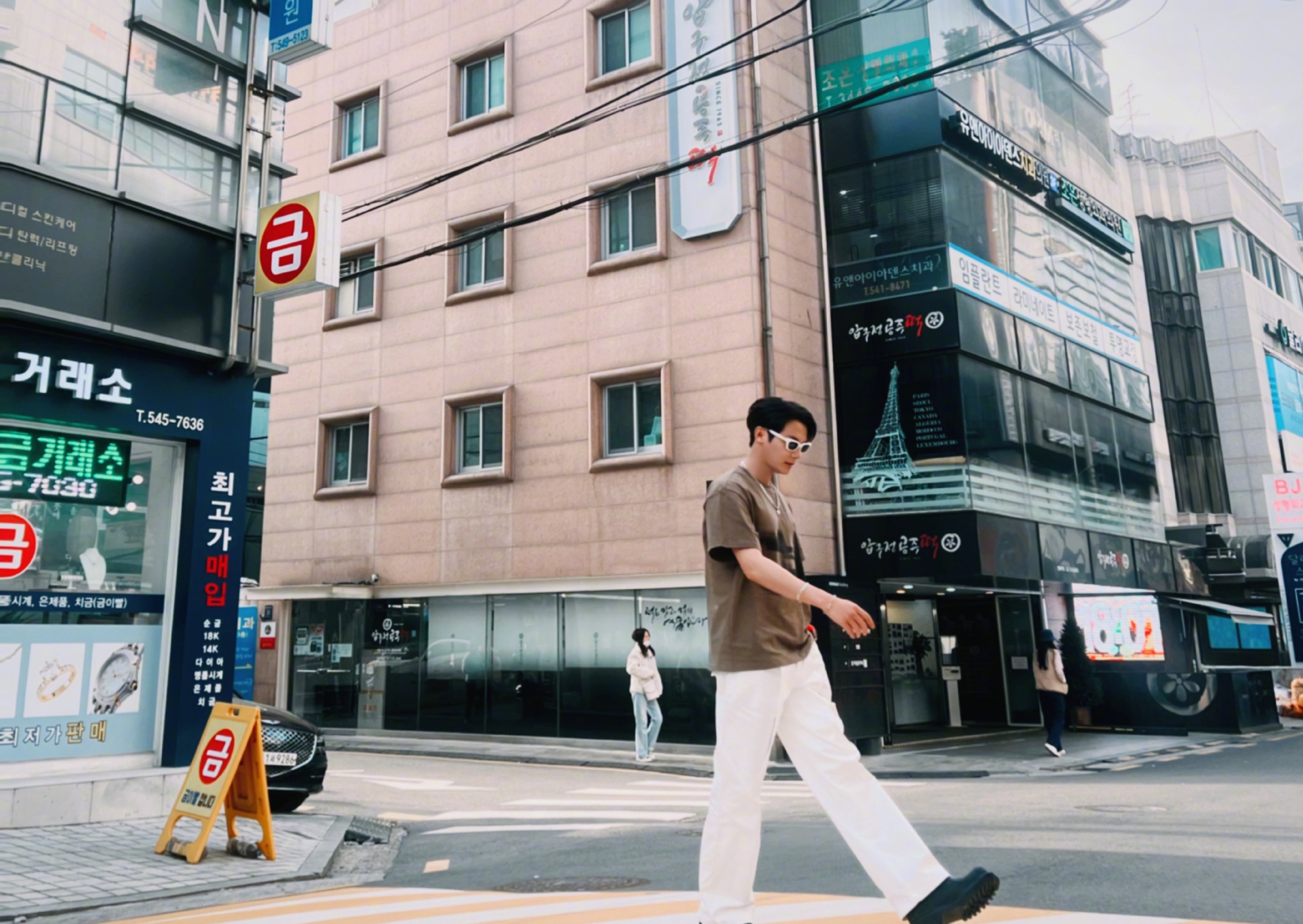 郑业成现在在拍摄掌心,又请剧组喝奶茶了,又帅又暖心的小哥哥!