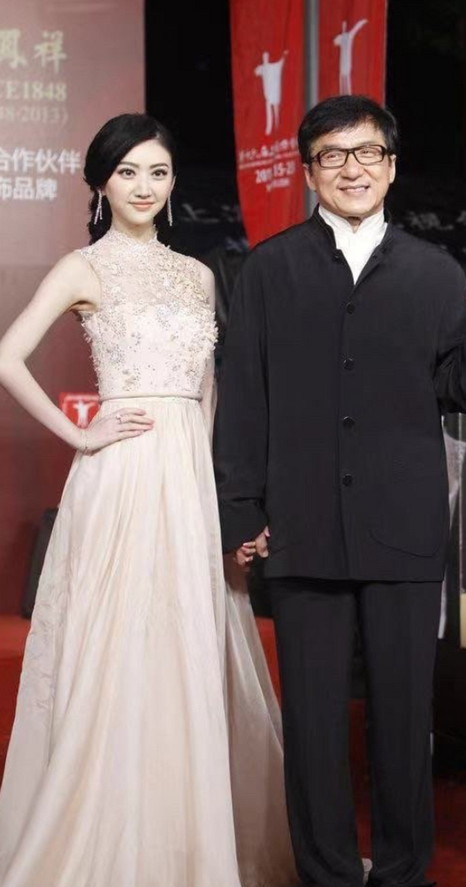 景甜能够光着脚丫坐在成龙的肩膀上,可见二人交情深厚,关系匪浅!