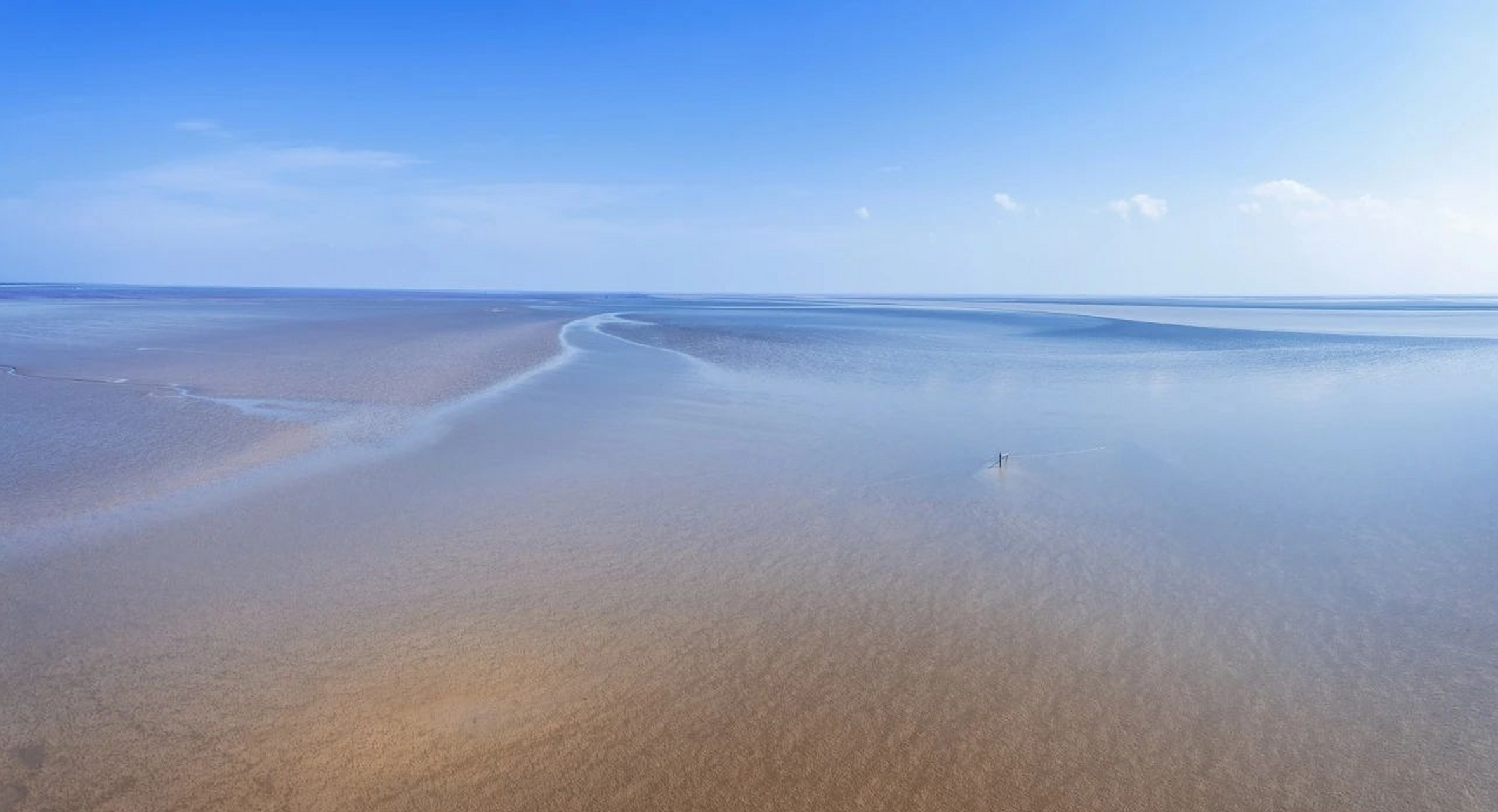 退潮后黄海的湿地滩涂,蓝天下湿地滩涂静谧如画.