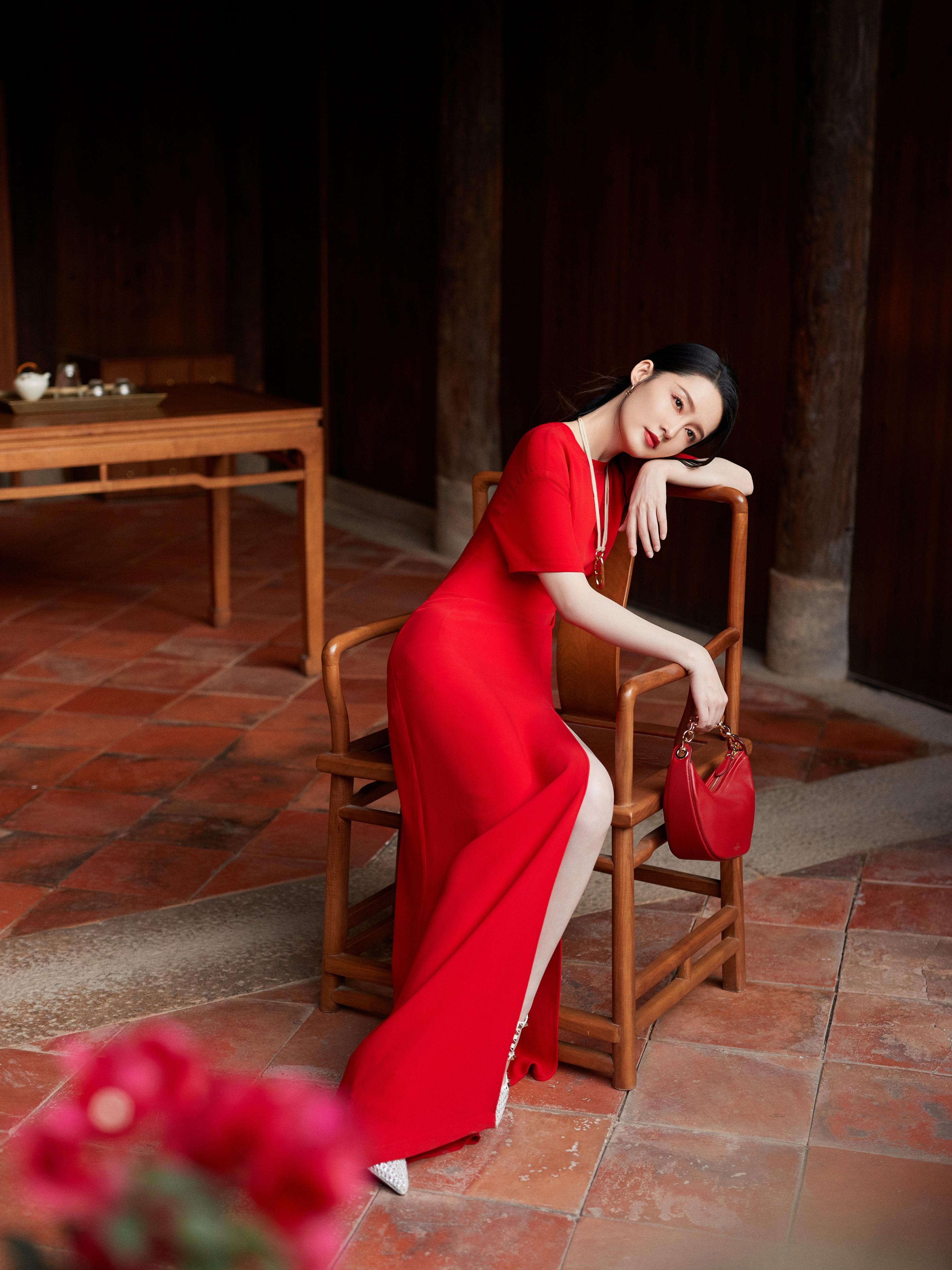 李沁高开叉红裙一笑倾城,惊艳四座!