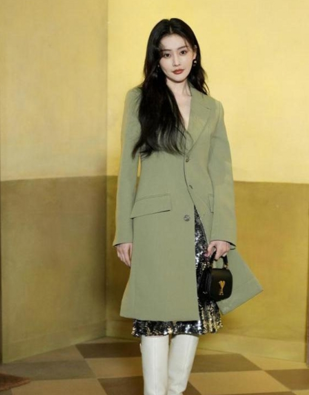 张天爱好漂亮,风衣搭配长靴,精致时尚,又美又温柔!