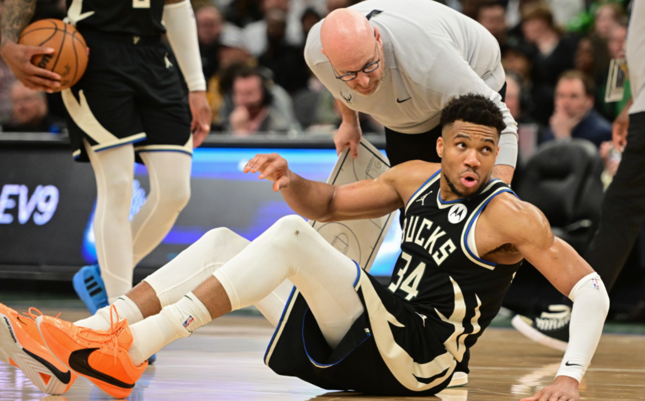 雄鹿季后赛遭遇伤病侵袭,字母哥和利拉德可能缺席?