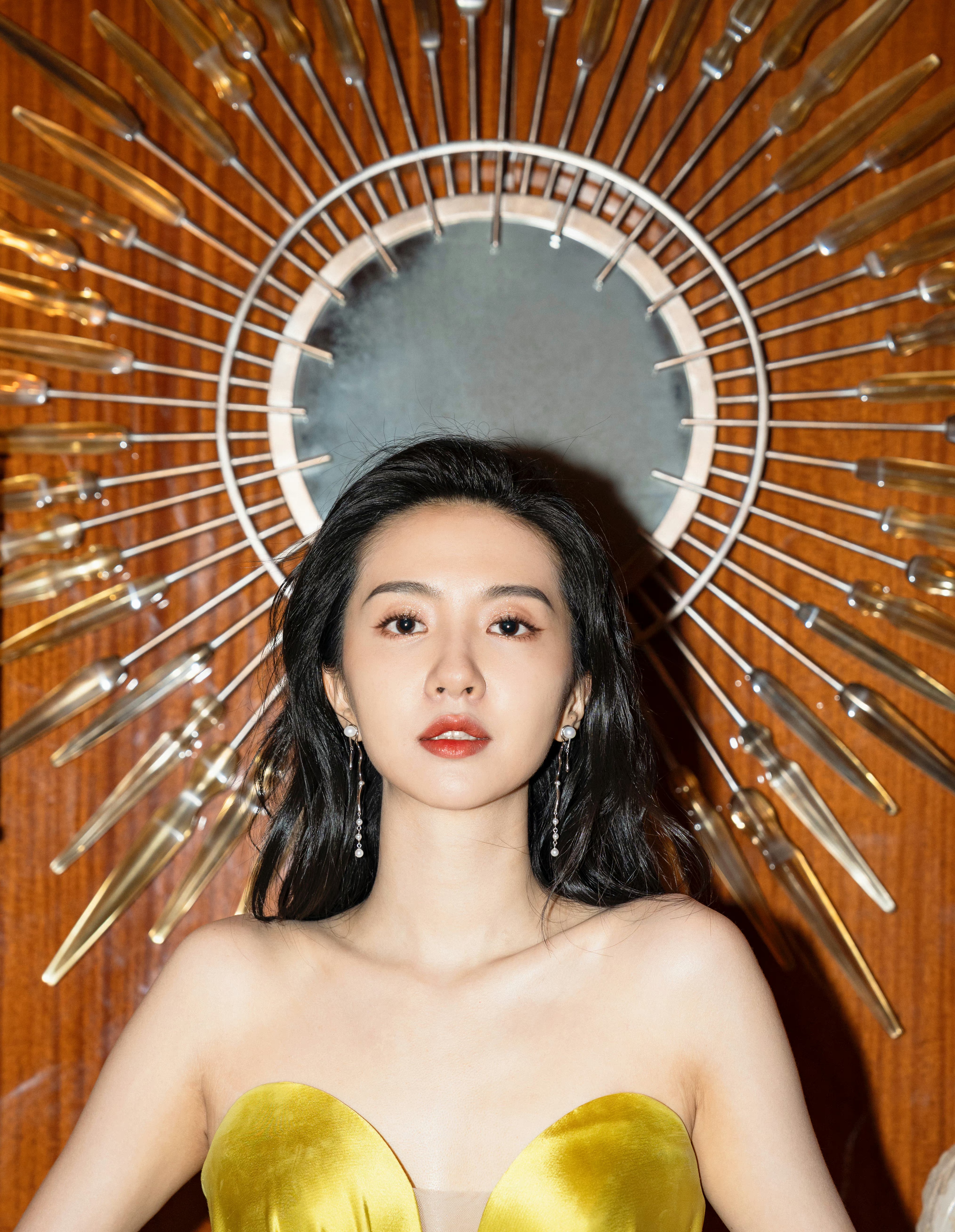 许龄月黄色抹胸长裙优雅且性感