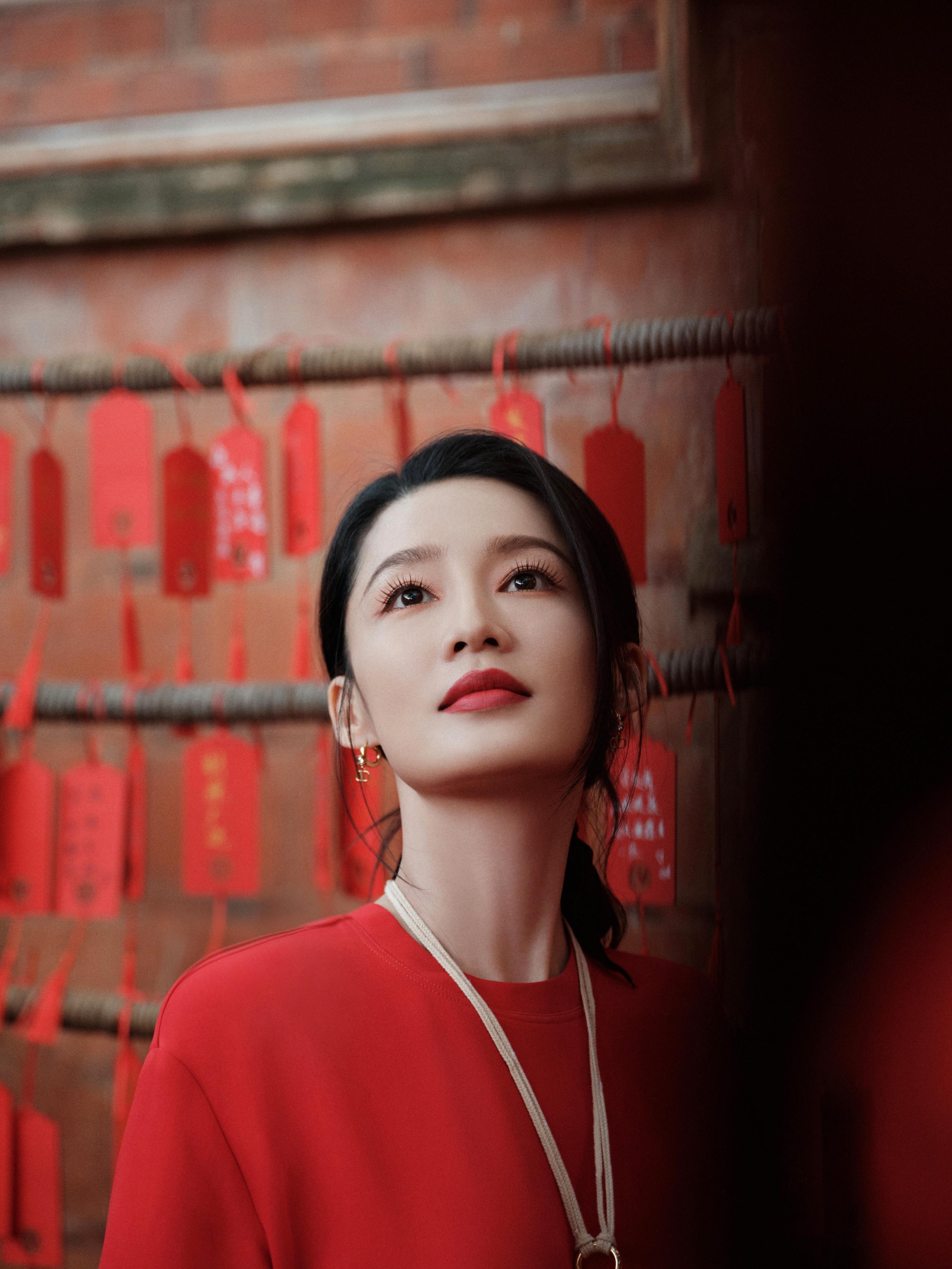 李沁高开叉红裙一笑倾城,惊艳四座!