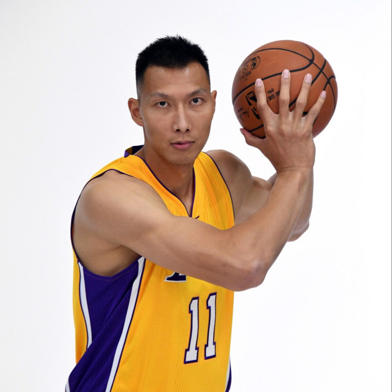 那位曾经是国家队队长的篮球巨星,在退役仅仅半年后,就带着家人秘密