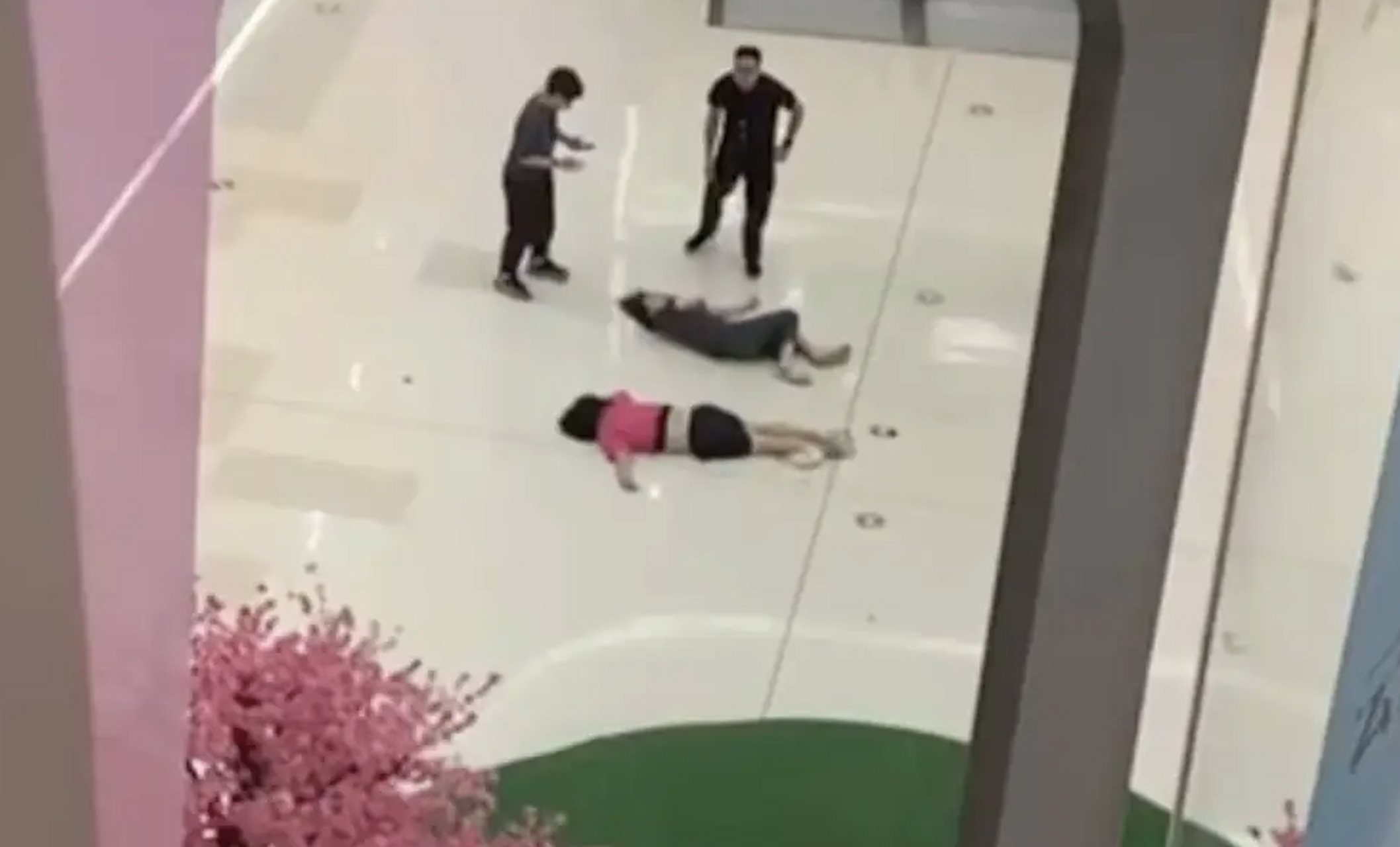 广州一女子商场跳楼身亡,现场视频曝光,路人被砸知情人透露原因