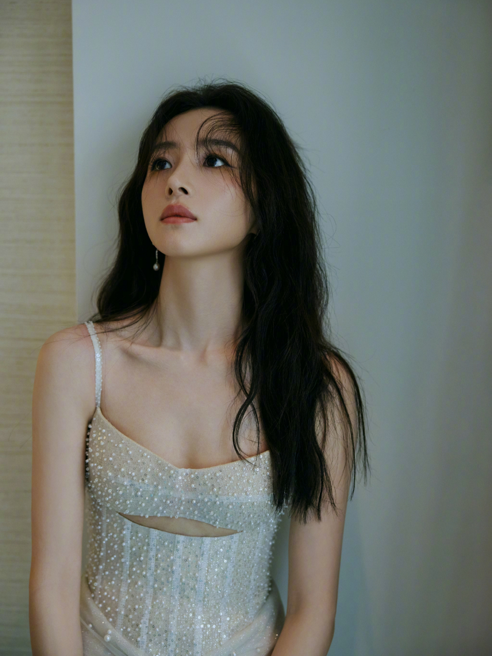 胡冰卿裙装写真大赏:优雅裙摆下的绝美瞬间