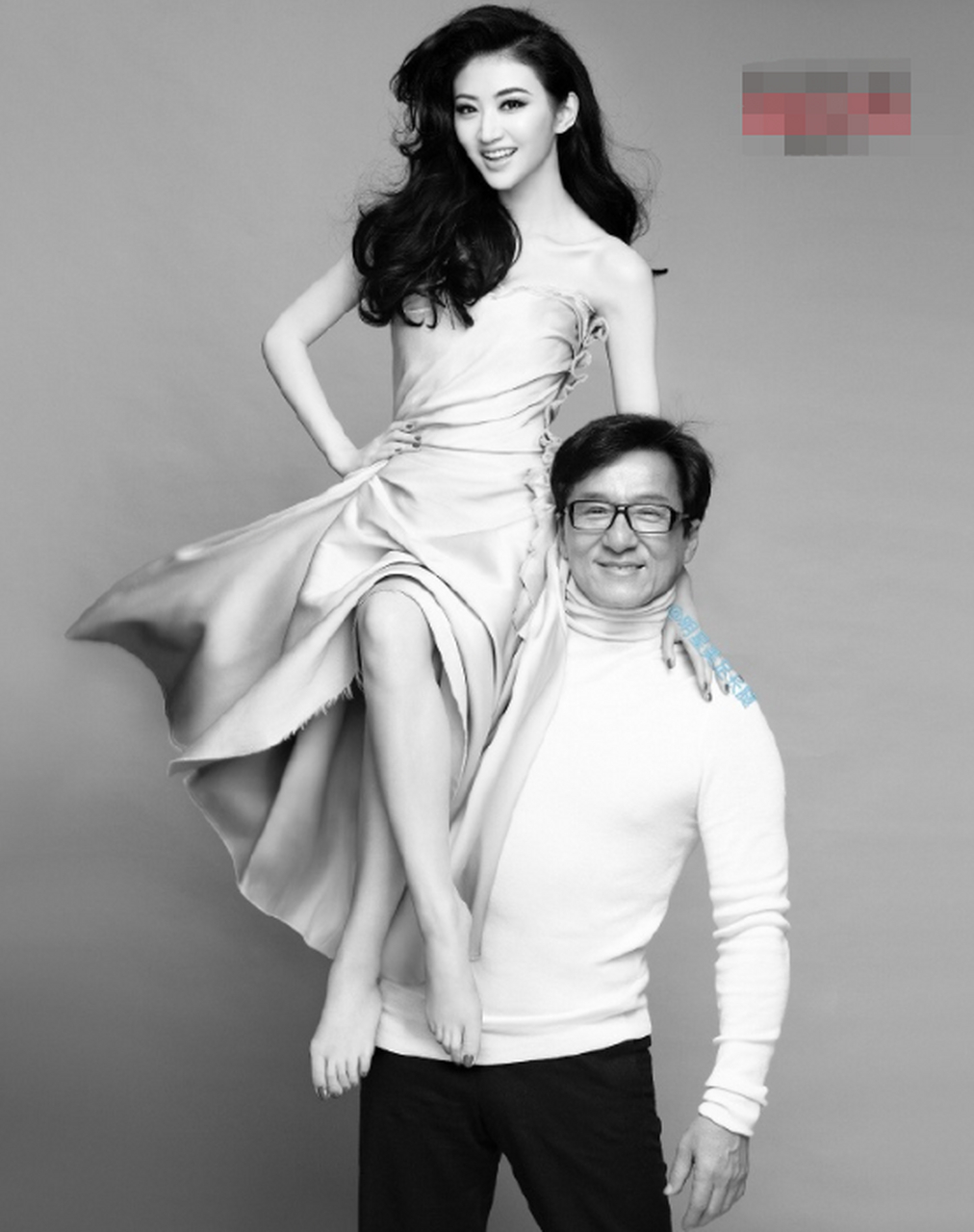 景甜能够光着脚丫坐在成龙的肩膀上,可见二人交情深厚,关系匪浅!