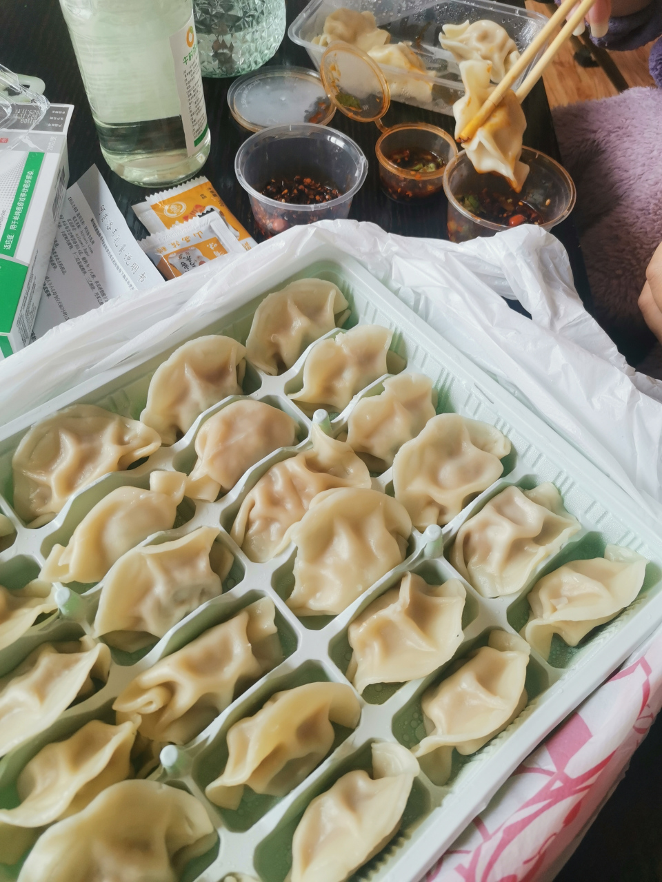点了一个外卖,只花了二十多元钱,就有三十多个饺子,我觉得还是很好的