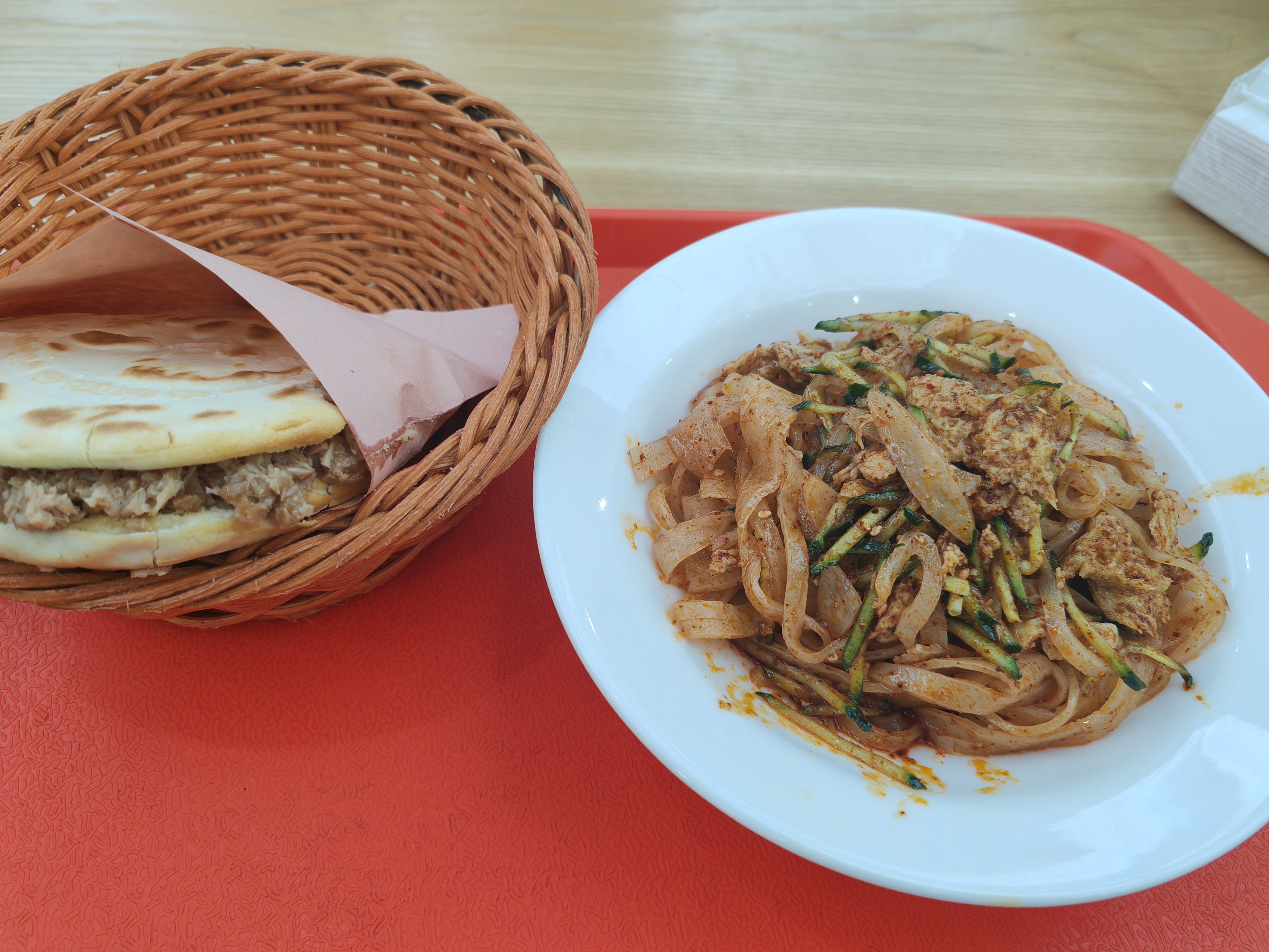 午餐,一碗擀面皮,一个陕西肉夹馍,花费十四元,一点也不贵.