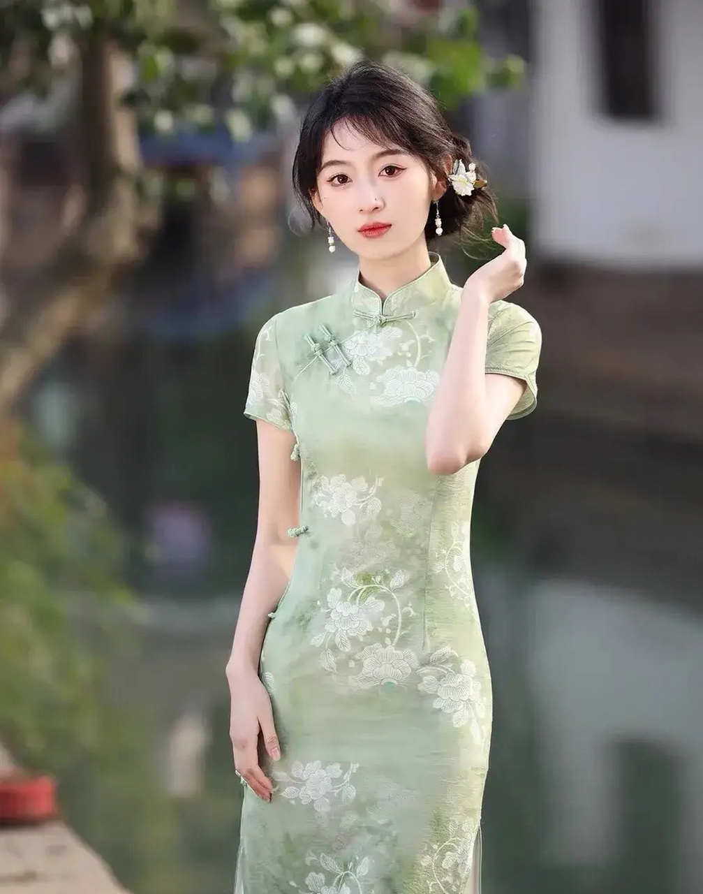 她的长发如瀑,轻轻披在肩上,与旗袍的颜色相互呼应,更增添了几分妩媚.