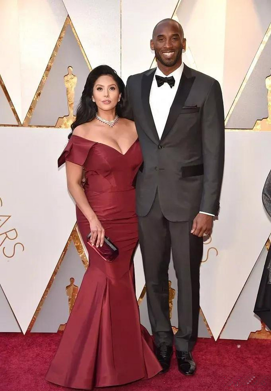 科嫂瓦妮莎穿深红色礼服韵味十足