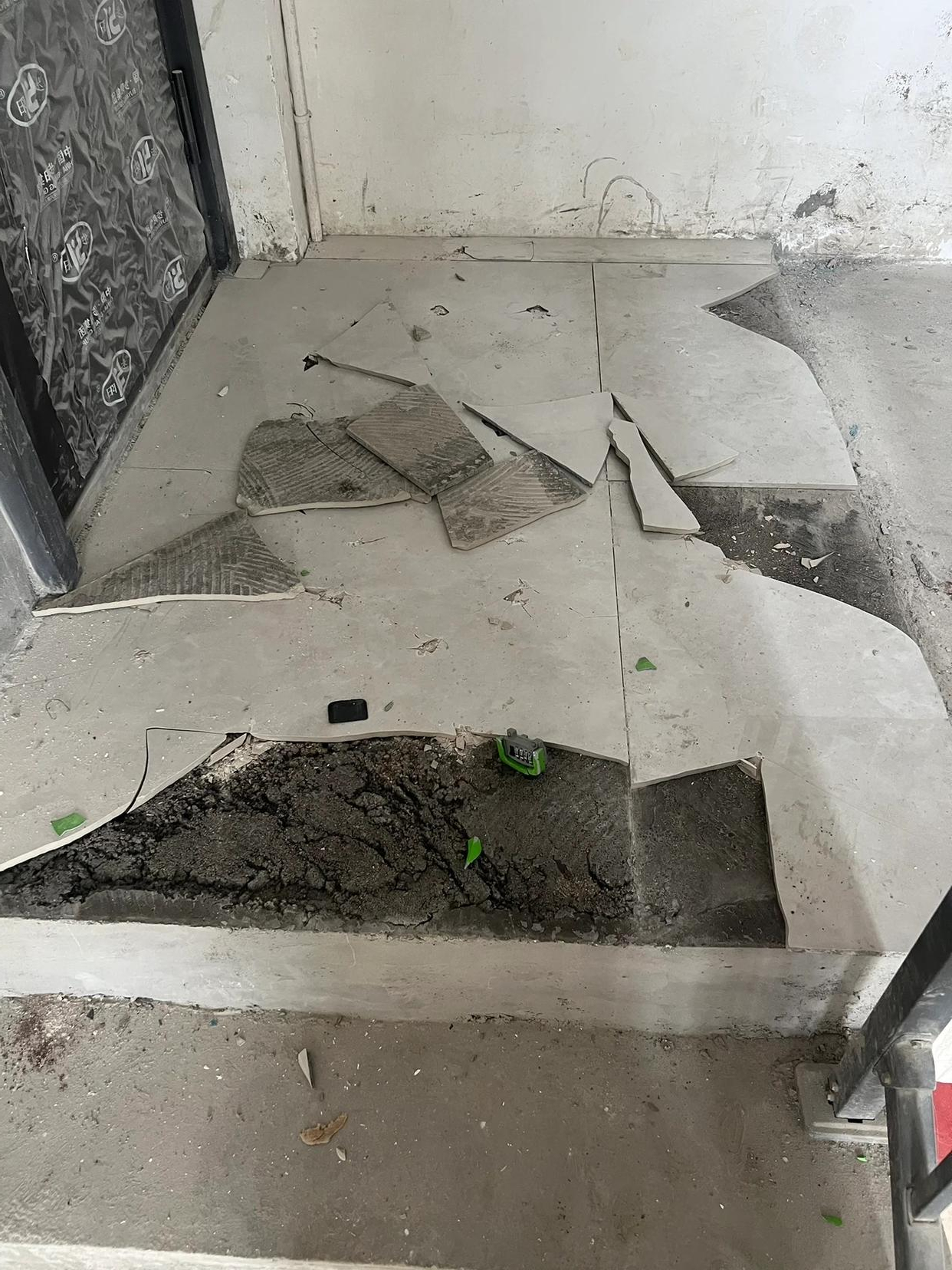 大家看了之后,都纷纷表示,这家人被砸真的是活该!