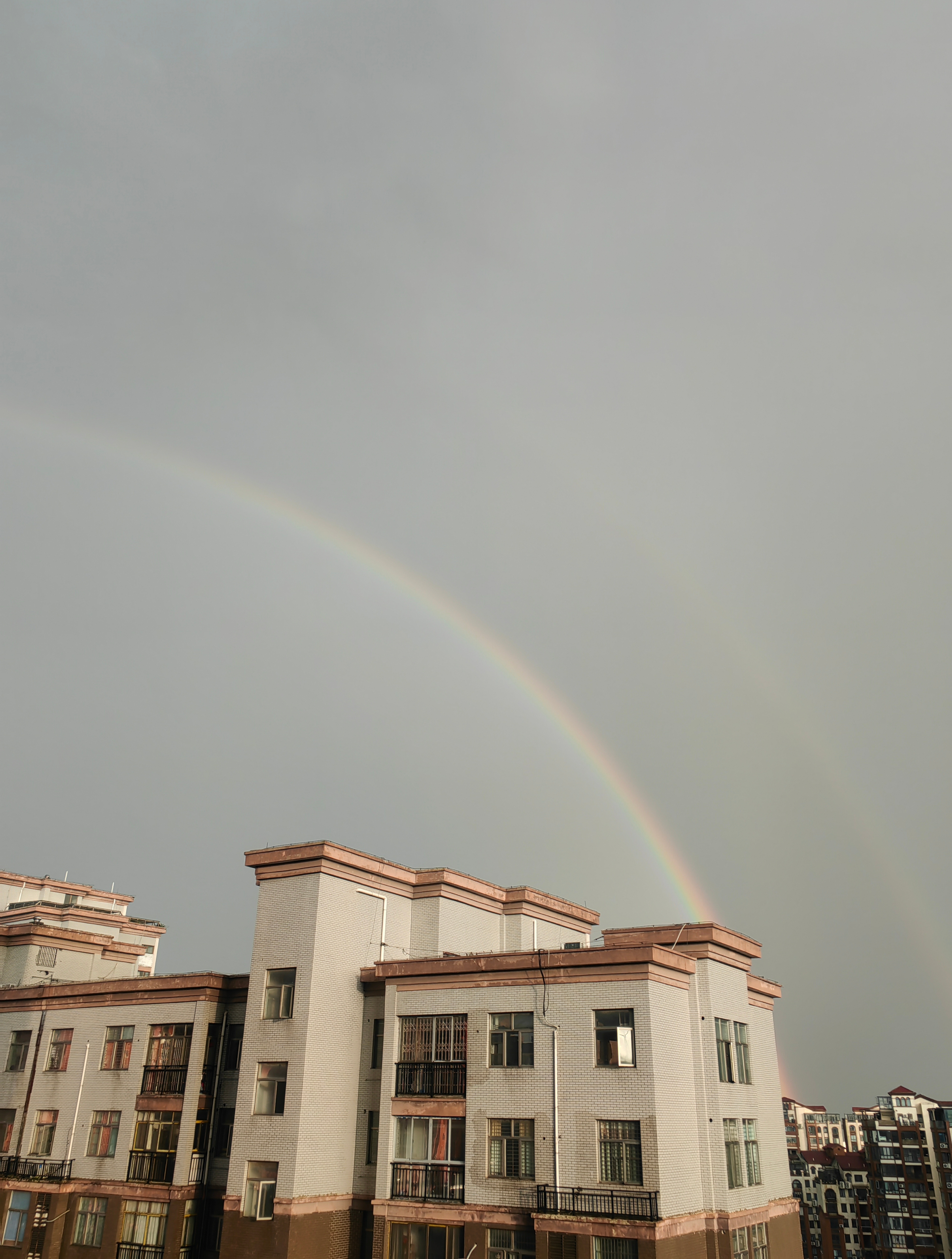 江西都昌暴雨滂沱,雨过天晴出现两道彩虹同时悬挂天空的美景