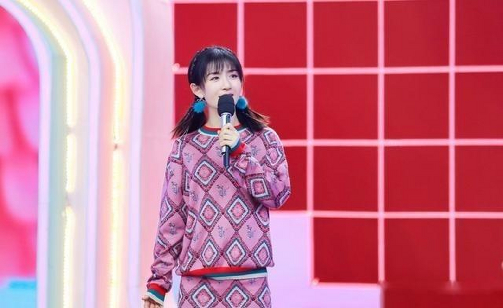 谢娜粉色套装裙配双马尾