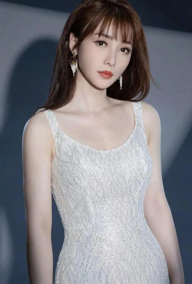 前两张照片是柳岩早期出道,为什么后面这三张这么漂亮?