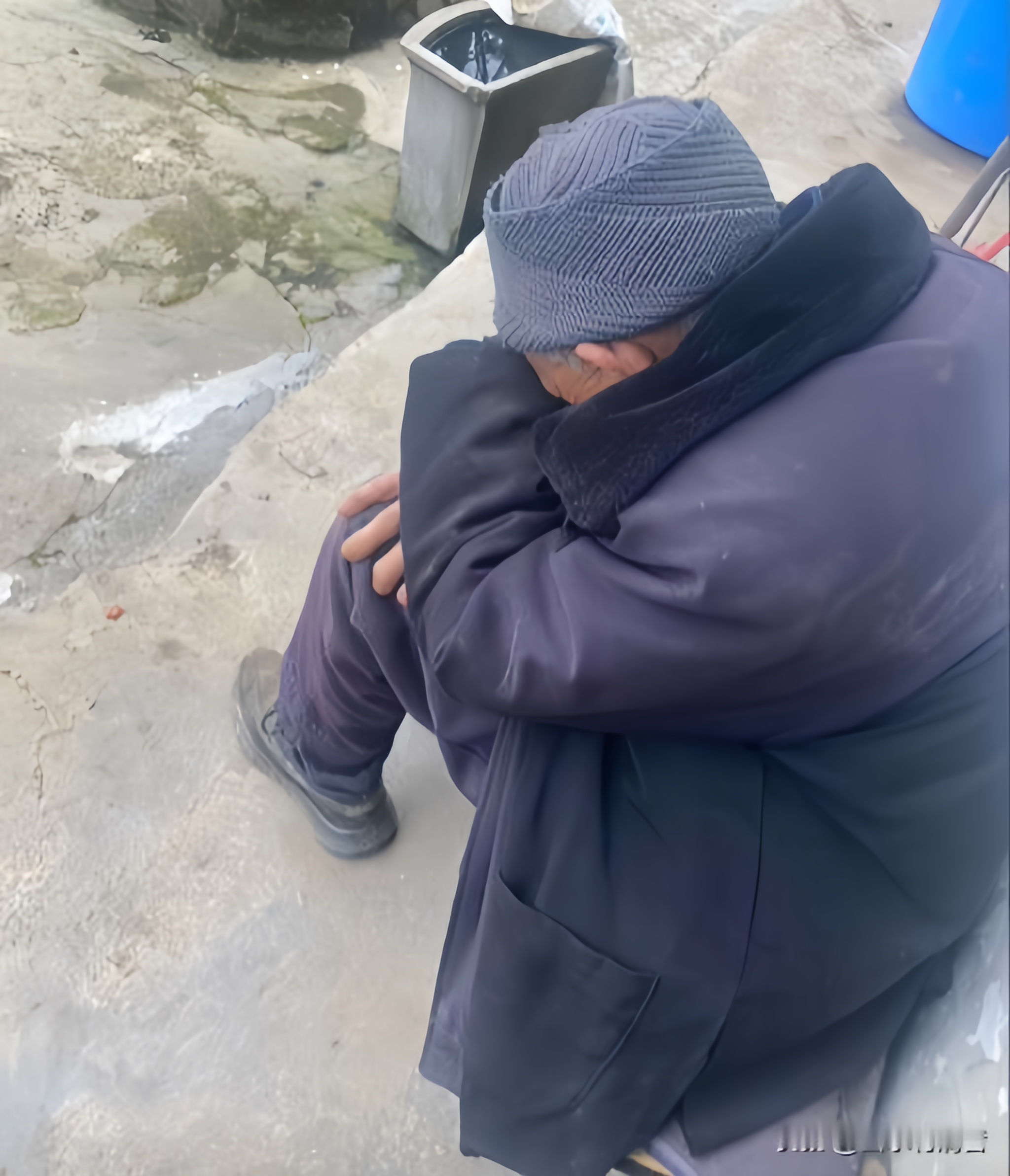 云南,一位老爷爷走到监控下面,犹豫片刻后,突然着急对着监控大喊:"