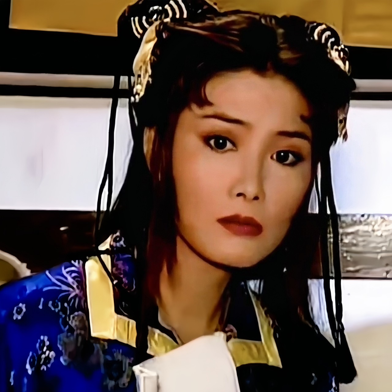 杨丽菁颜值真能抗,这么五颜六色的服装都能hold住,一身草莓装到现在