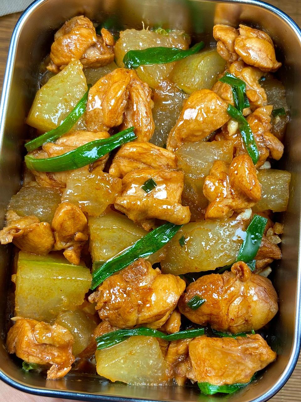 今天给大家分享个冬瓜炖鸡腿肉吃吃!