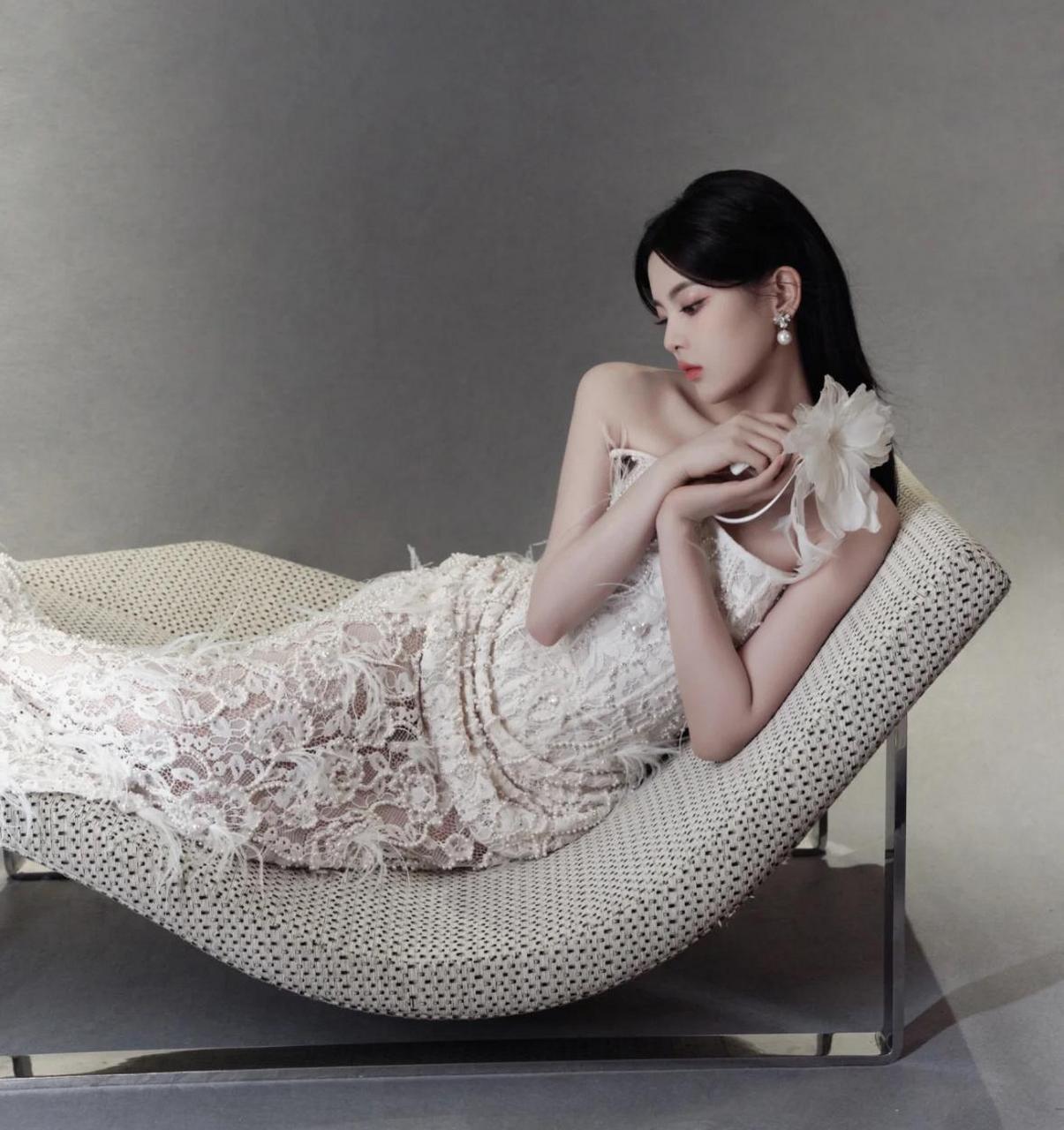 杨超越一袭白色钉珠蕾丝礼服裙如公主降临,优雅曲线完美诠释曼妙身姿.