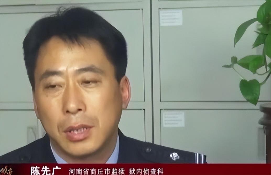 回顾小伙盗窃五进监狱,狱警调档案发觉不对劲,一查