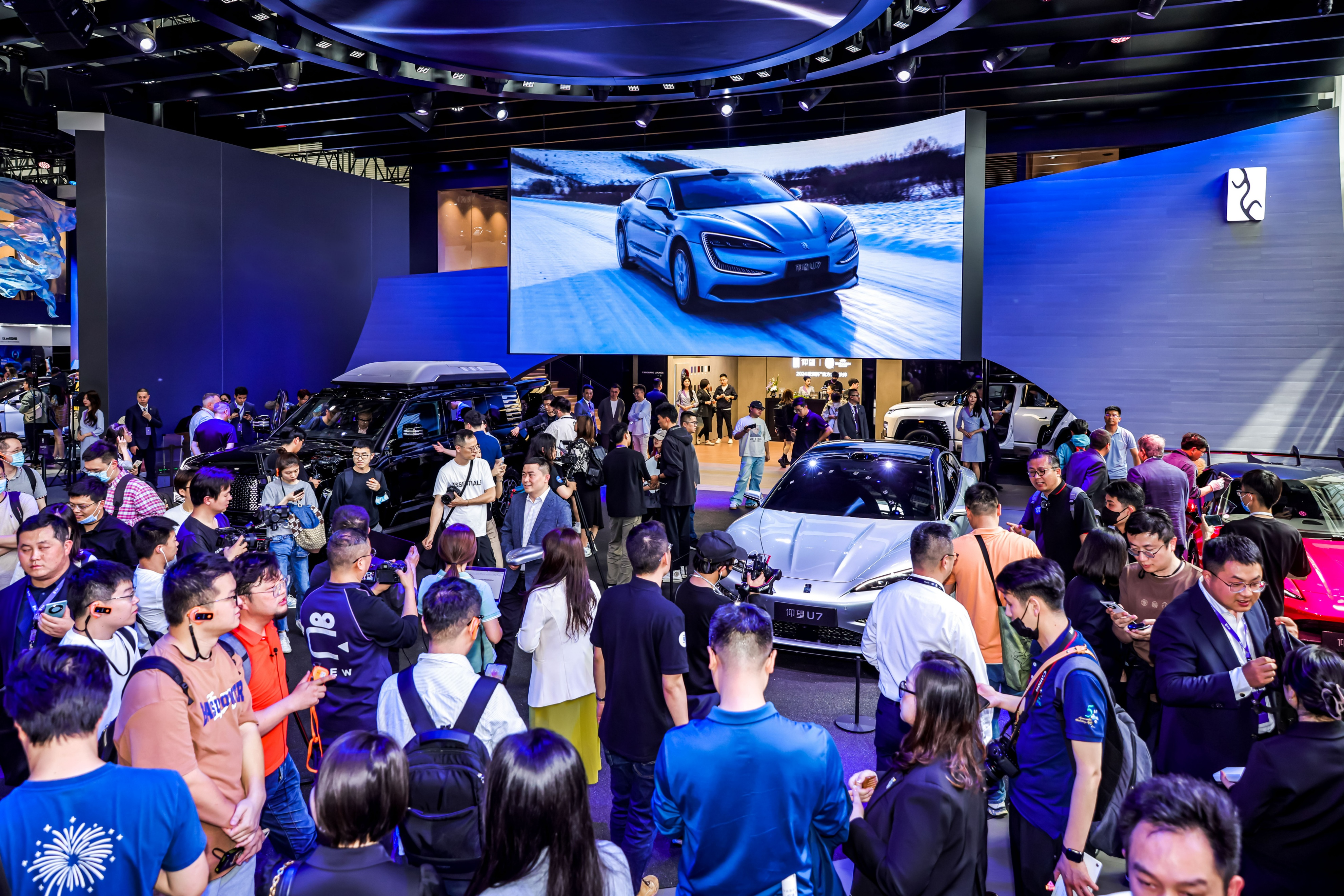 三大展台人气爆棚,仰望全系参加北京车展如果要论近期的北京车展,在w1