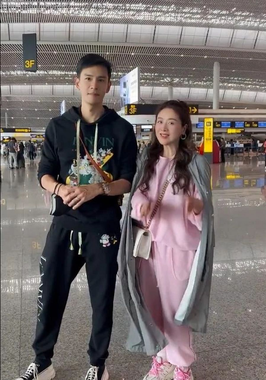 但他们不为所动,坚守爱情阵地传递正能量[原文:小李琳晒与经超甜蜜