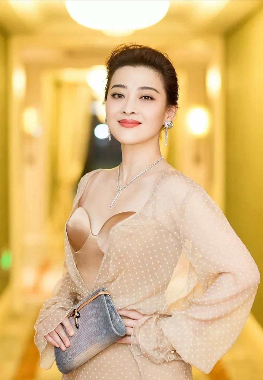 梅婷在娱乐圈中因走红毯时的出色造型备受瞩目.