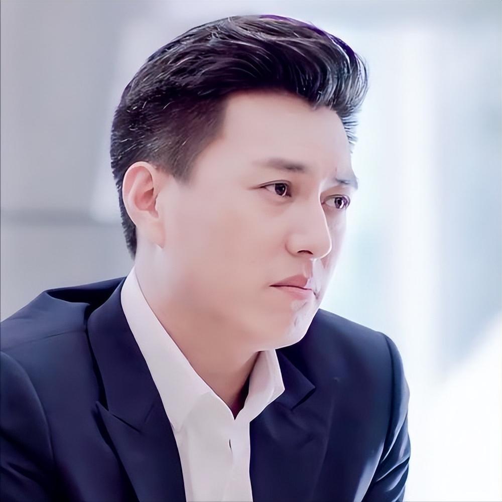 靳东首先肯定是一位非常专业并且有男人味的演员,他出演过不少经典的 