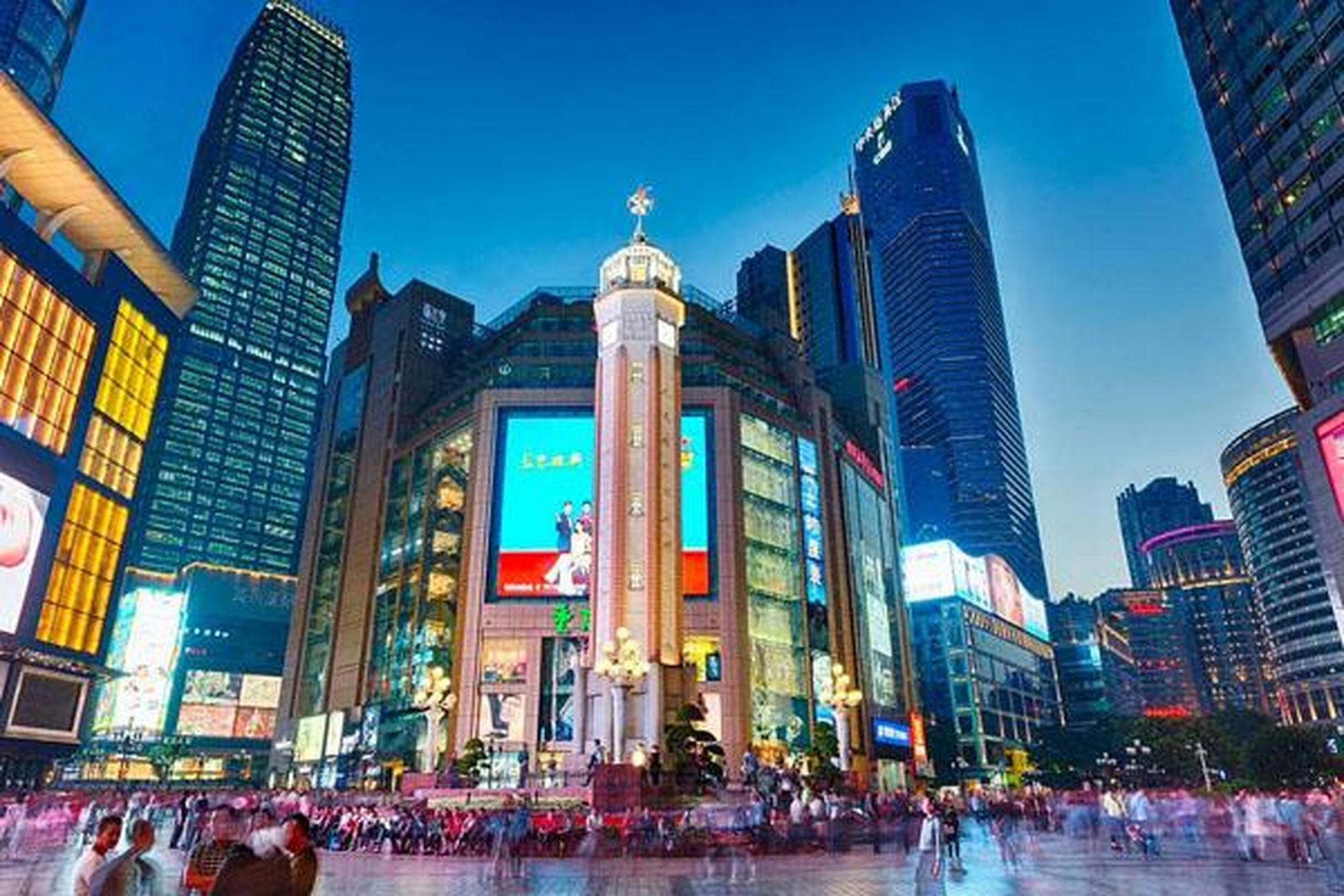 奔赴春天的旅行#解放碑,它作为重庆的标志性建筑,是抗战胜利的精神