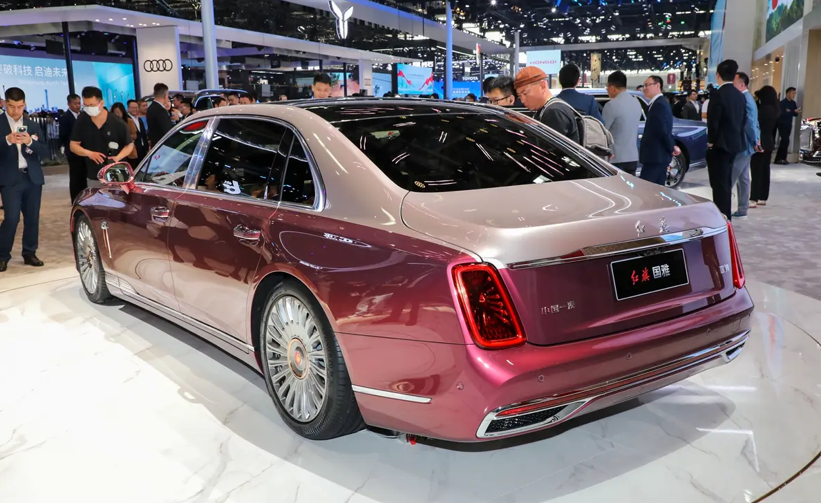 红旗大型行政轿车l1定名国雅,4.0t混动带升降车标